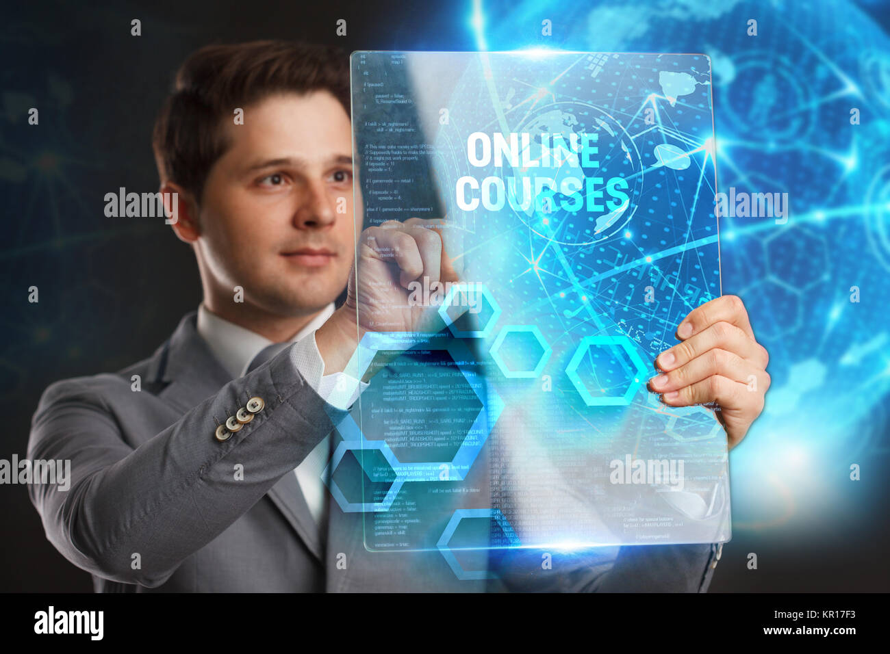 Business, tecnologia Internet e il concetto di rete. Giovane imprenditore che mostra una parola in una virtual tablet del futuro:corsi online Foto Stock