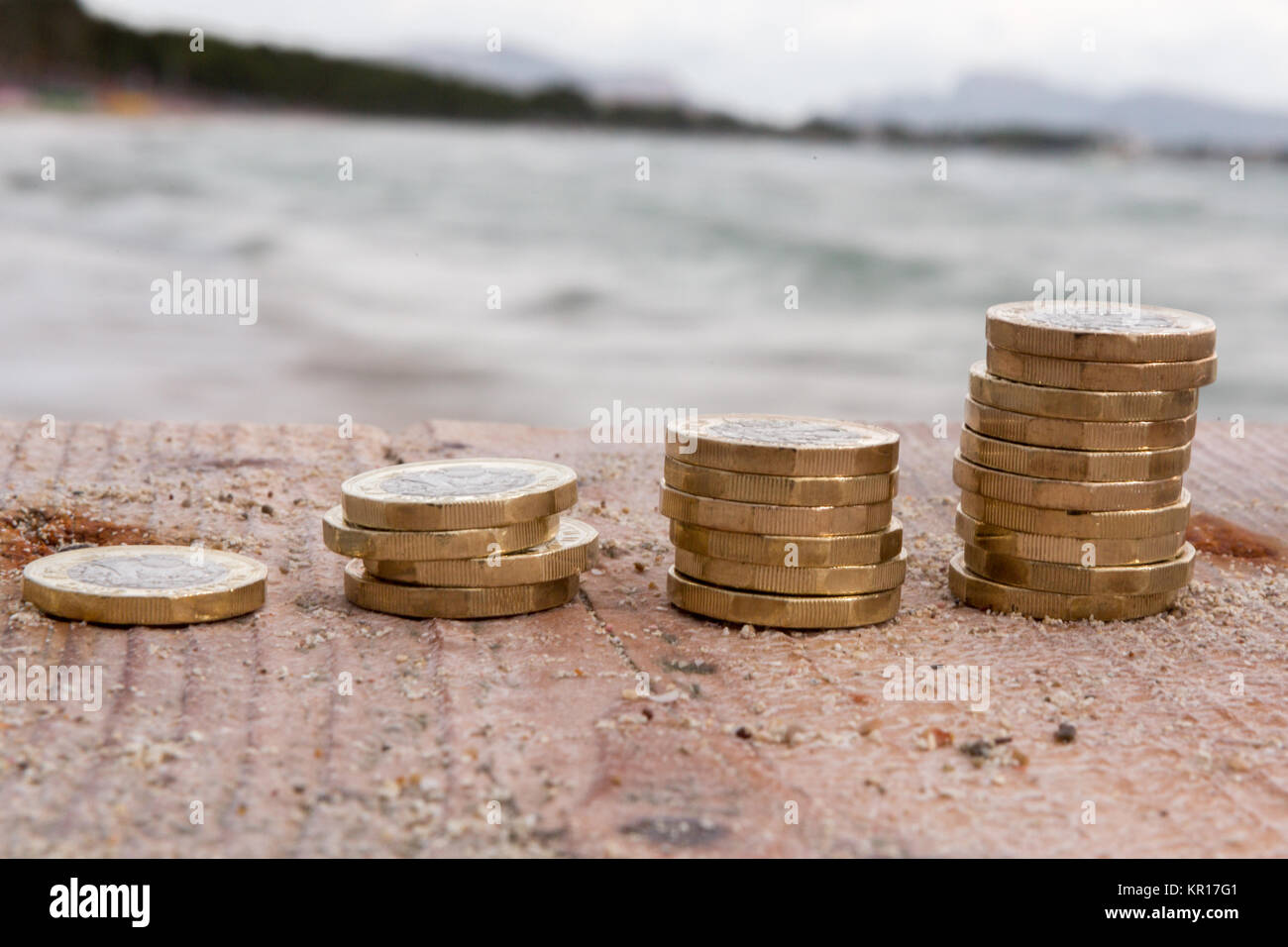 Foto di quattro pile di British pound monete. Denaro, Nuovo chili in una luce calda. Foto Stock