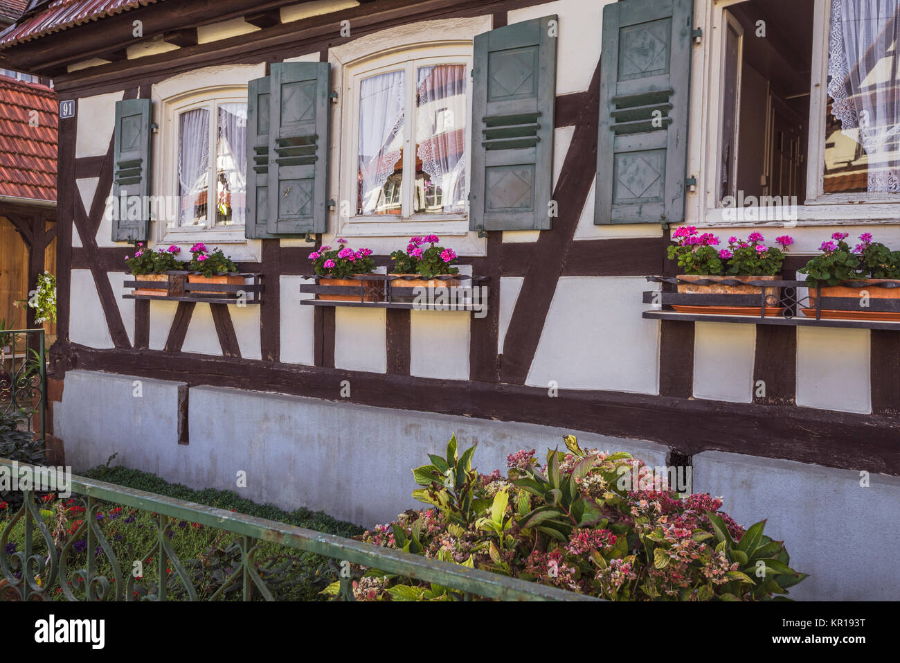 Casa tradizionale con decorazioni floreali in Seebach, Alsazia, dipartimento Bas-Rhin, membro dell'associazione dei più bei villaggi di Francia Foto Stock