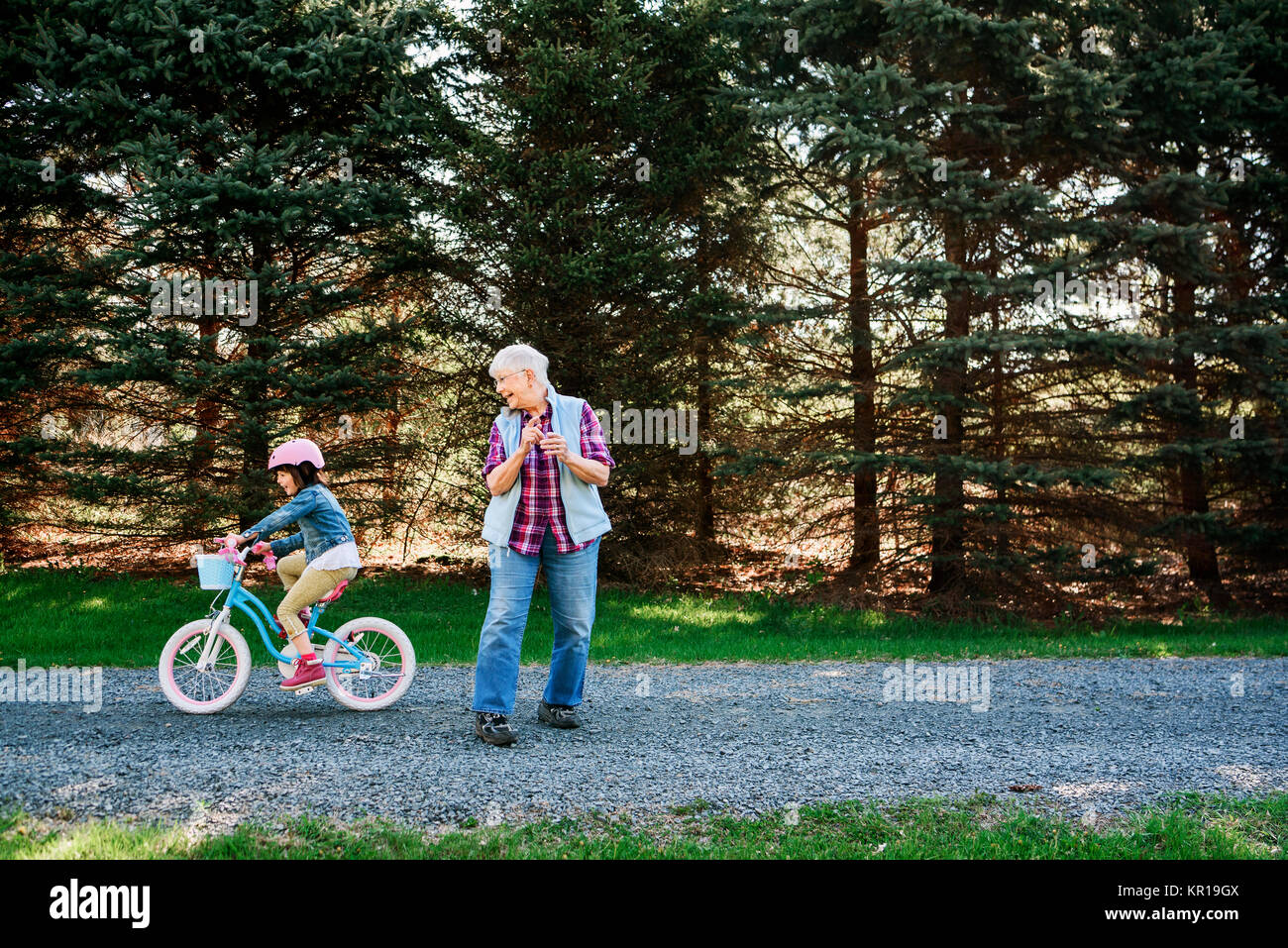 Nonna insegnando il suo nipote di cavalcare una bicicletta Foto Stock