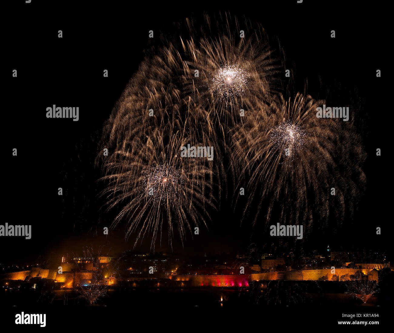Fuochi d'artificio nel cielo notturno, Kalkara, Malta Foto Stock