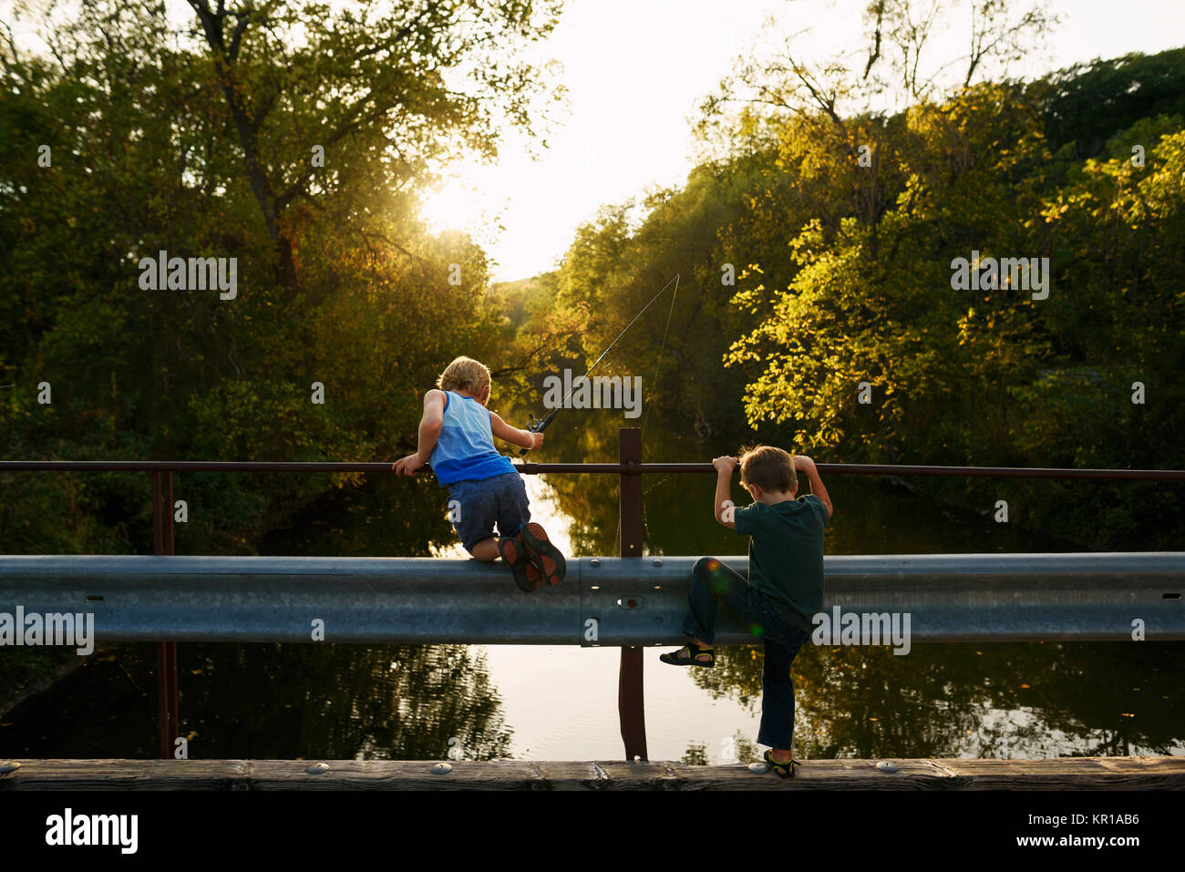 Due ragazzi in piedi su un ponte la pesca Foto Stock