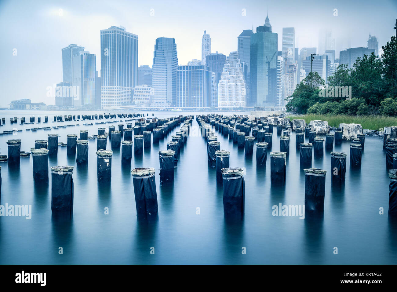 Vista dello skyline di Manhattan City dal Waterfront Park, New York, Stati Uniti Foto Stock