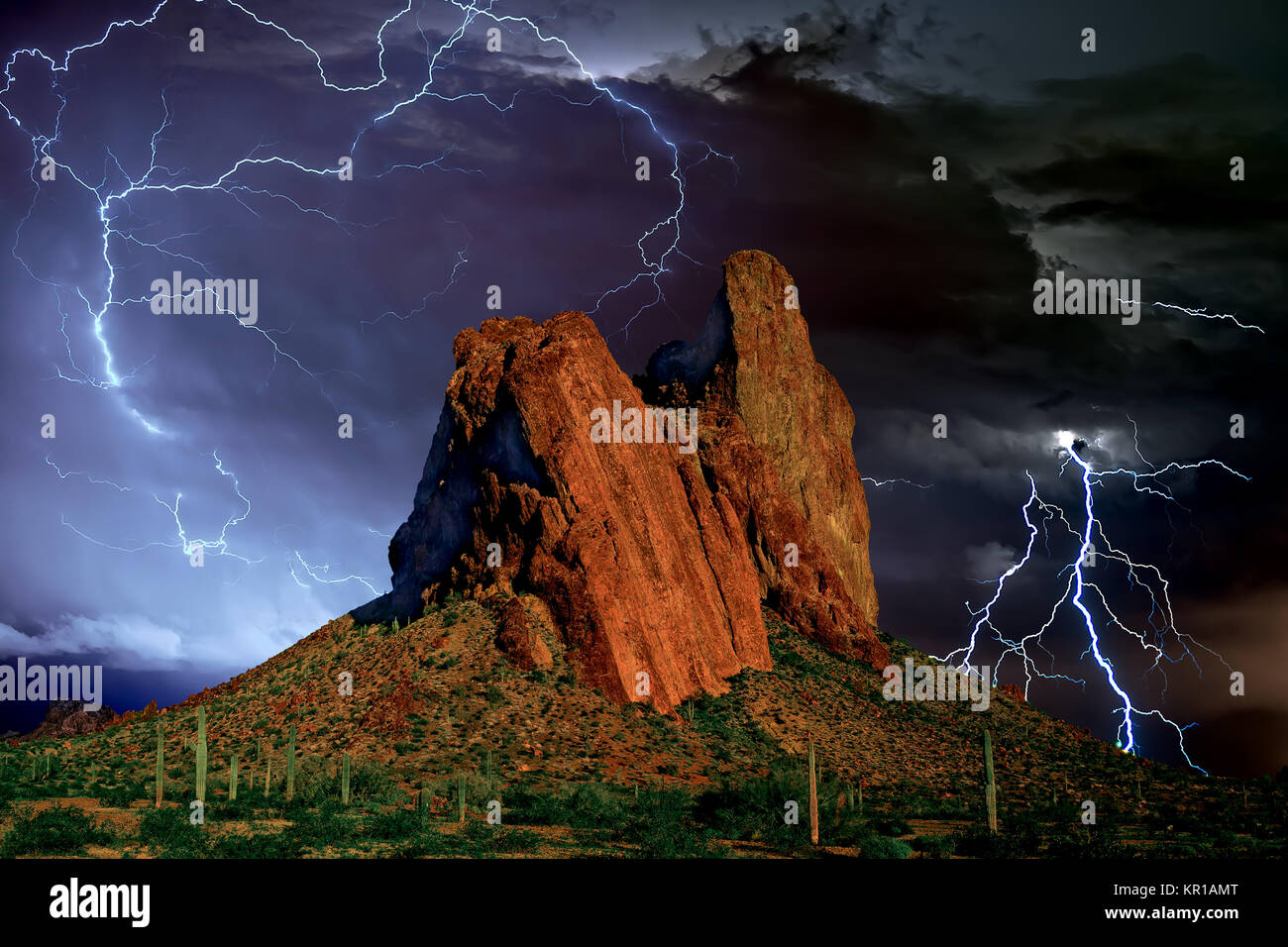 Thunder tempesta sopra Courthouse Rock, Eagle Tail Wilderness, Arizona, Stati Uniti Foto Stock