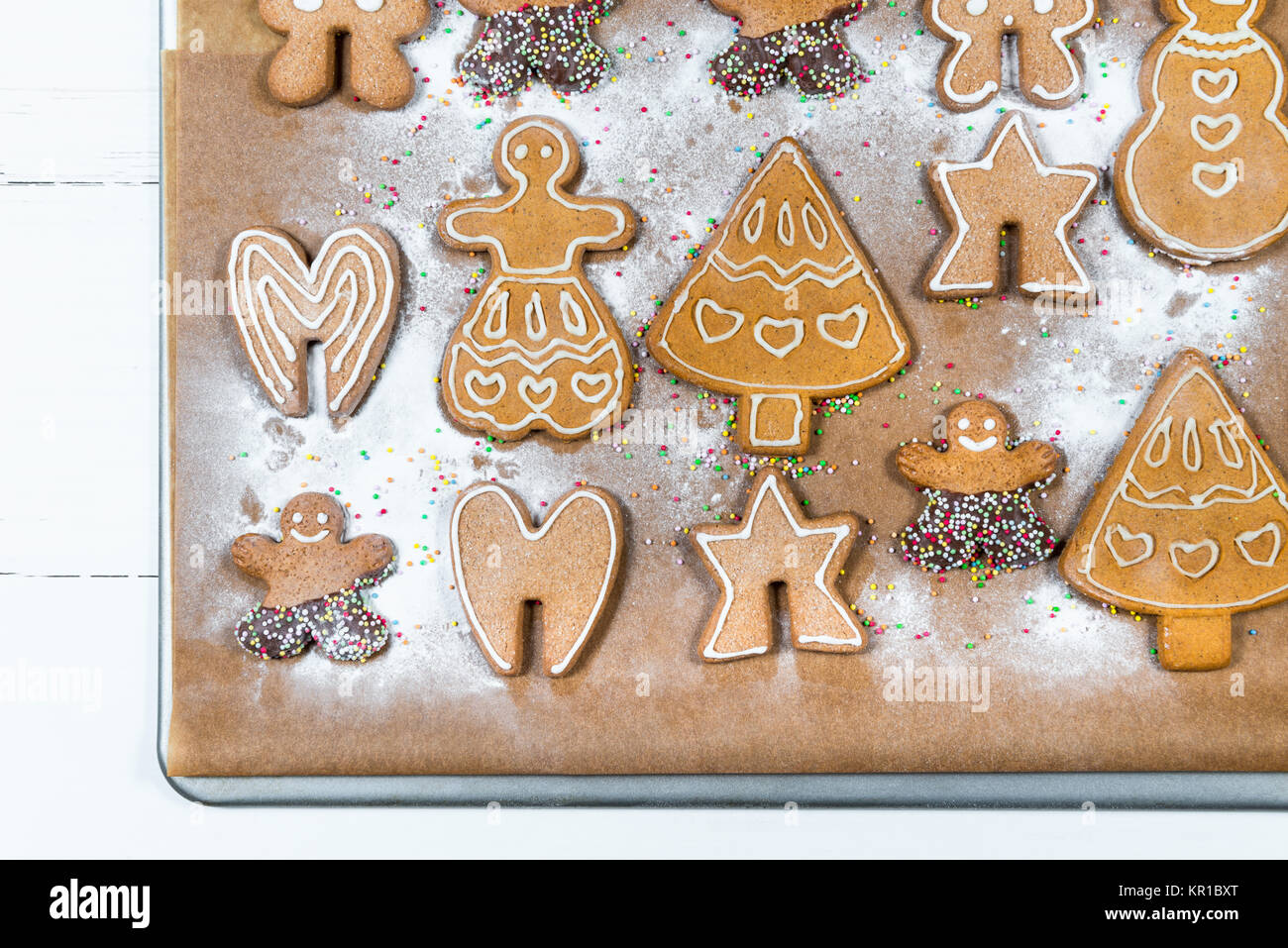 Gingerbread cookie sul vassoio da forno Foto Stock