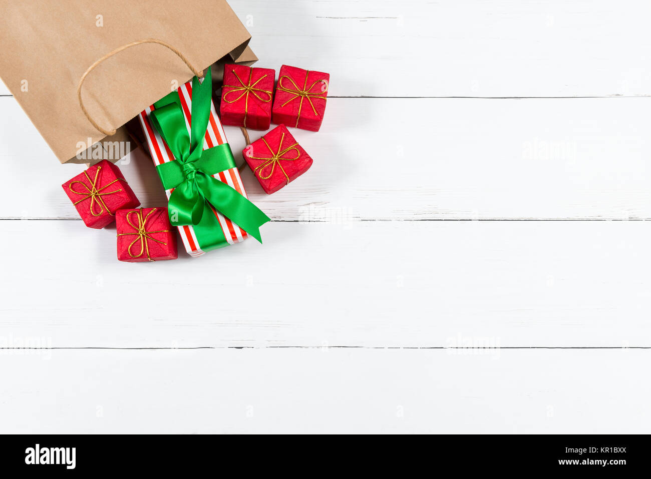 Sacchetto di carta con i regali di Natale Rolling Out Foto Stock