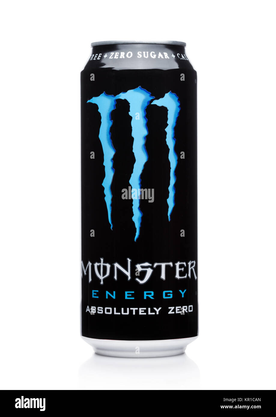 LONDON, Regno Unito - 15 dicembre 2017: una lattina di Monster Energy Drink juiced su sfondo bianco. Introdotto nel 2002 Monster ha ora più di trenta diverse bevande Foto Stock