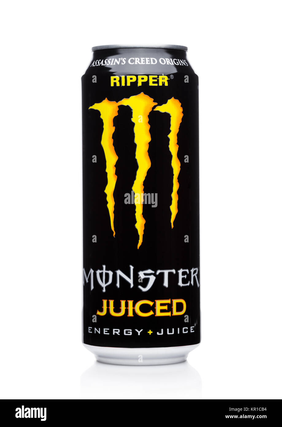 LONDON, Regno Unito - 15 dicembre 2017: una lattina di Monster Energy Drink juiced su sfondo bianco. Introdotto nel 2002 Monster ha ora più di trenta diverse bevande Foto Stock