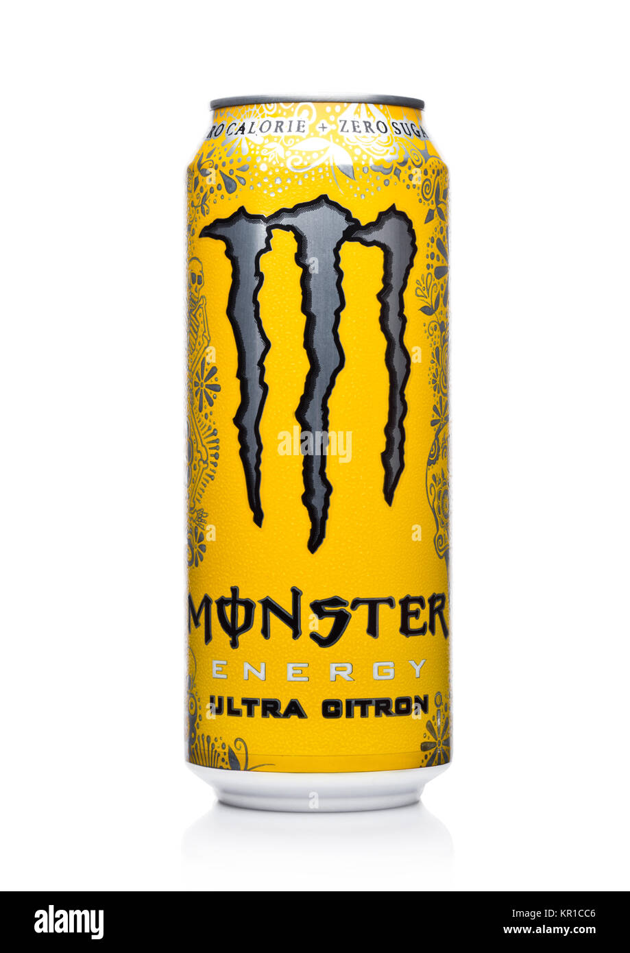 LONDON, Regno Unito - 15 dicembre 2017: una lattina di Monster Energy Drink ultra citron su sfondo bianco. Introdotto nel 2002 Monster ha ora oltre 30 diversi d Foto Stock