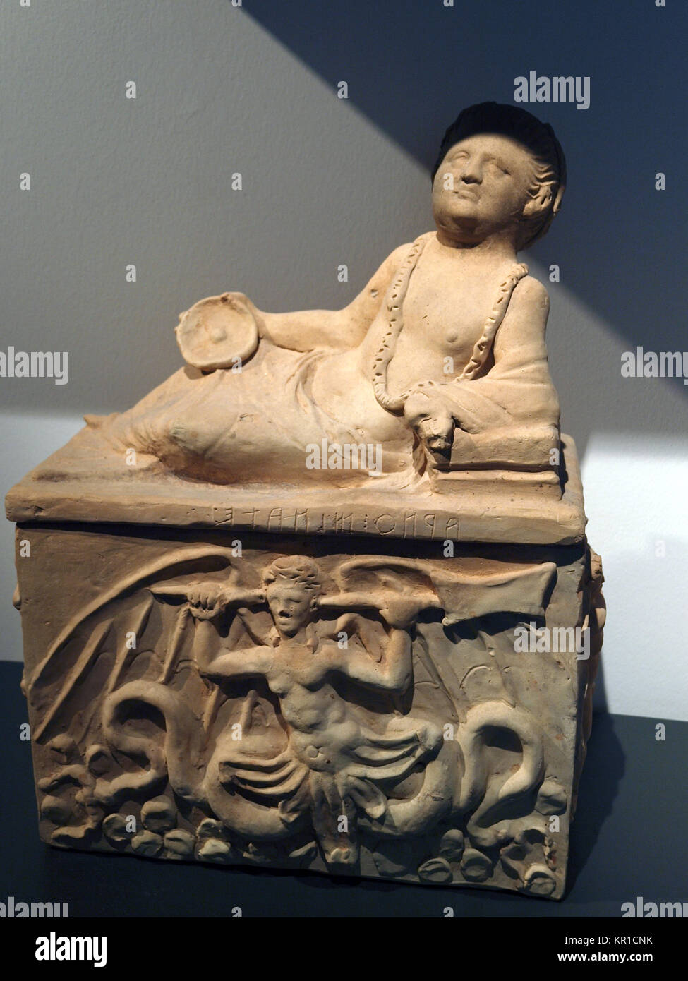 Antica arte etrusca. Terracotta dipinta urna cineraria del II secolo A.C. Foto Stock