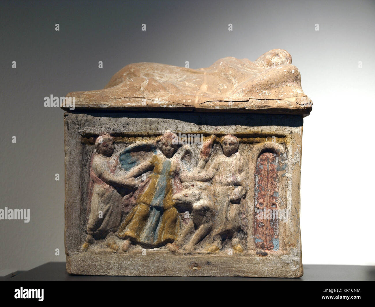 Antica arte etrusca. Terracotta dipinta urna cineraria del II secolo A.C. Foto Stock