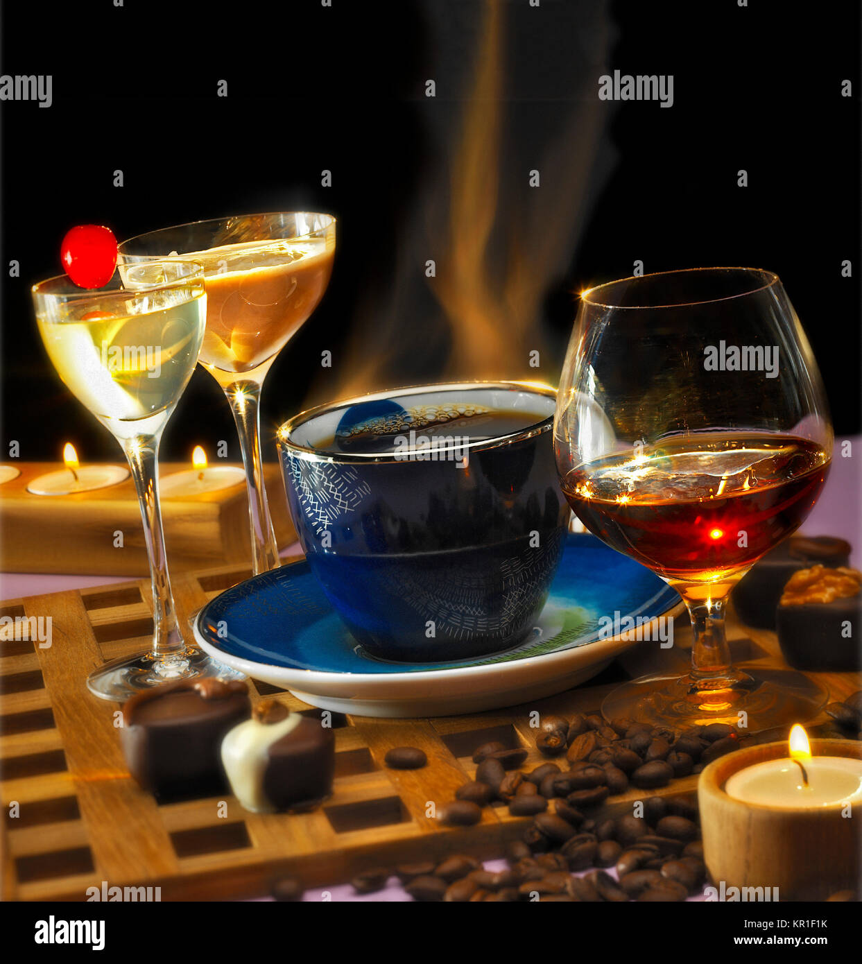 Una tazza di caffè caldo e tre bicchieri di alcol Foto Stock