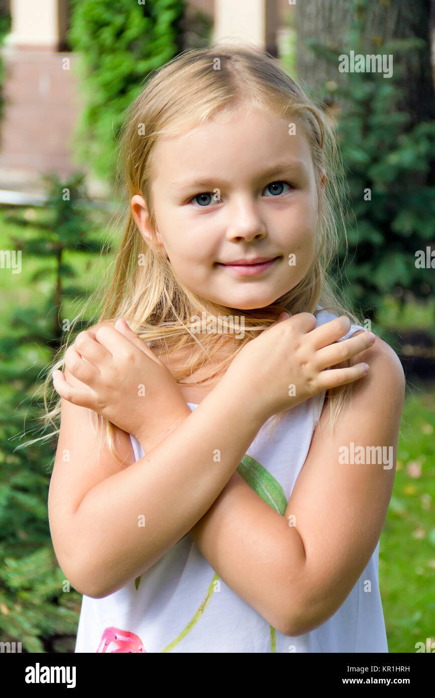 Ragazza carina Incroci di mani Foto Stock