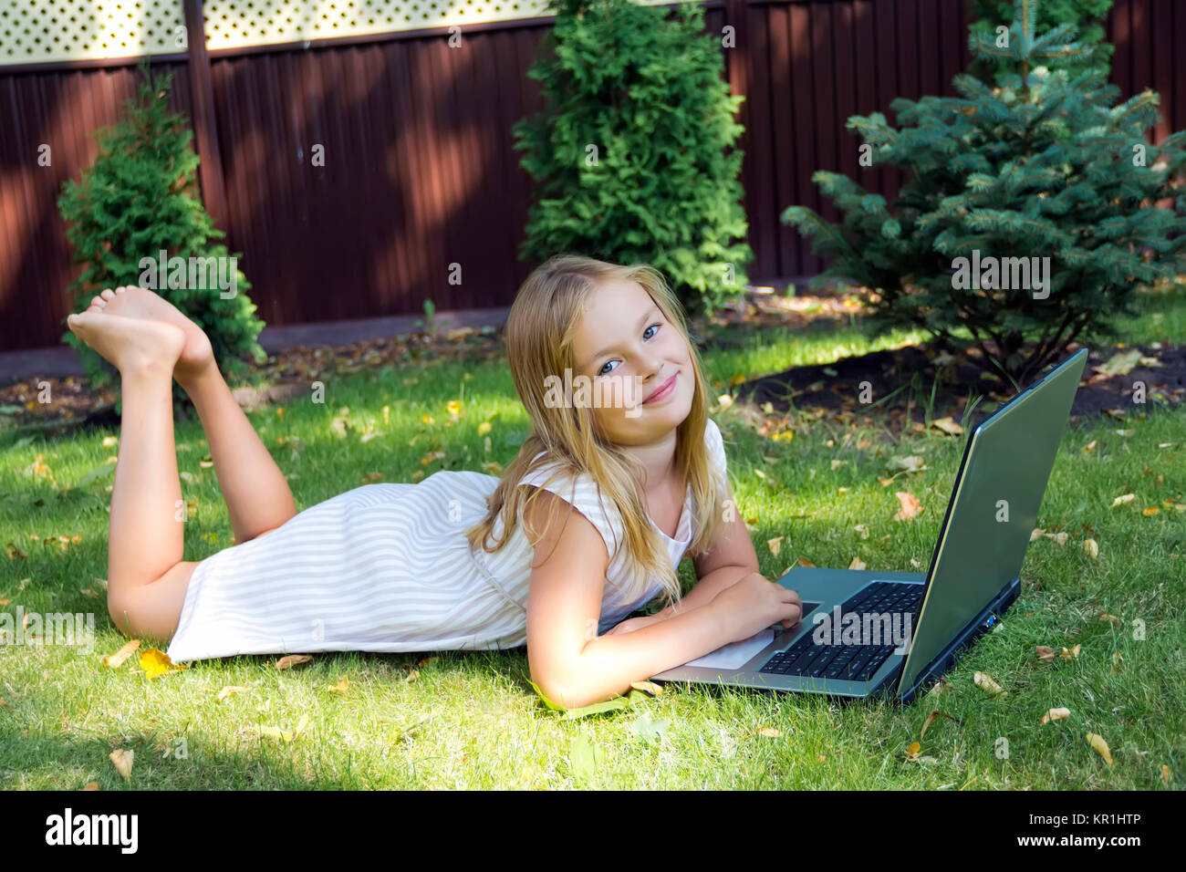 Ragazza carina con il computer portatile Foto Stock