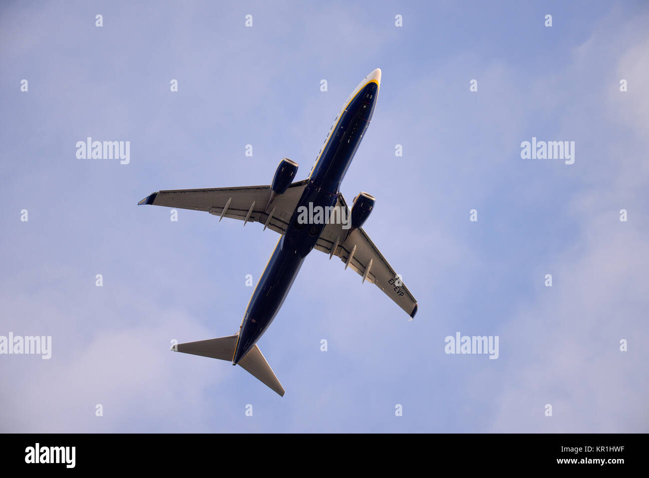 Ryanair Boeing 737 aeroplano di linea EI-EVP decolla dall'aeroporto di Londra Stansted in cielo blu. Lato inferiore Foto Stock