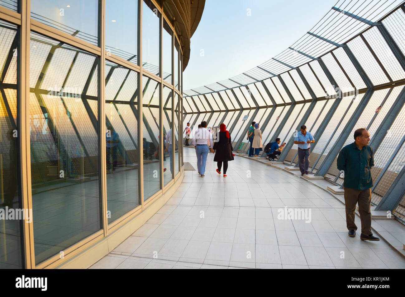 TEHRAN, IRAN - 19 maggio 2017. Piattaforma di Osservazione sulla sommità della torre di Milad, Teheran. Milad Tower - il sesto torre più alta del mondo. Foto Stock