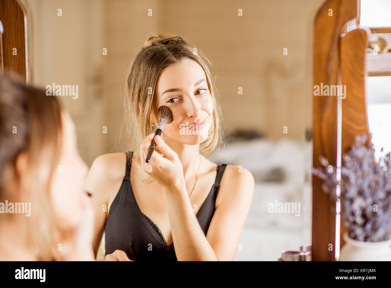 Donna l'applicazione di cosmetici Foto Stock