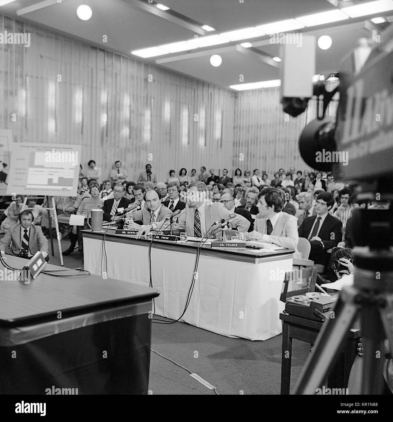Un legionario?, 1977. malattia audizione del senato durante lo scoppio degli anni settanta. Il dott. Walter Dowdle, il dottor William Foege, e il dottor David Fraser presso il Senato Audizione del morbo del legionario tenutosi presso la CDC, nel 1977. Immagine cortesia CDC/Stafford Smith. Foto Stock