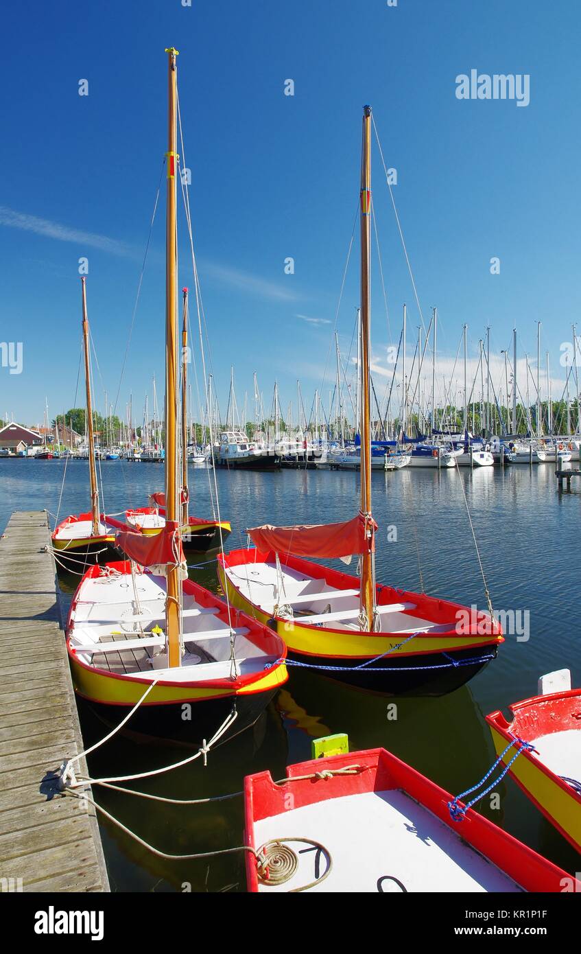 Barche nel porto di Brouwershaven, Schouwen-Duiveland, Paesi Bassi del Sud Foto Stock