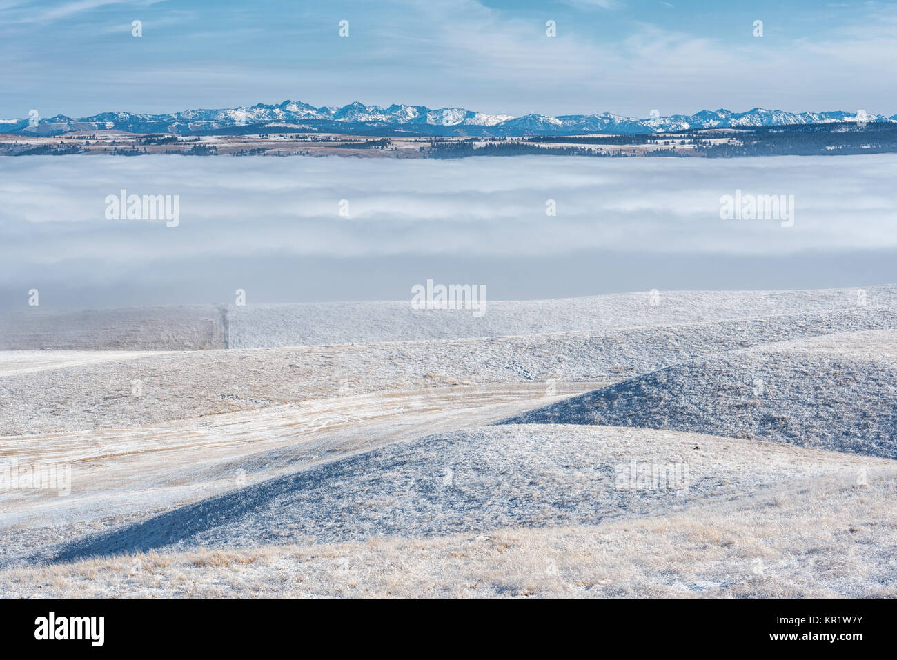 Wallowa del Lago Moraine est su un gelido inverno mattina, Oregon. Idaho sette demoni montagne sono in background. Foto Stock
