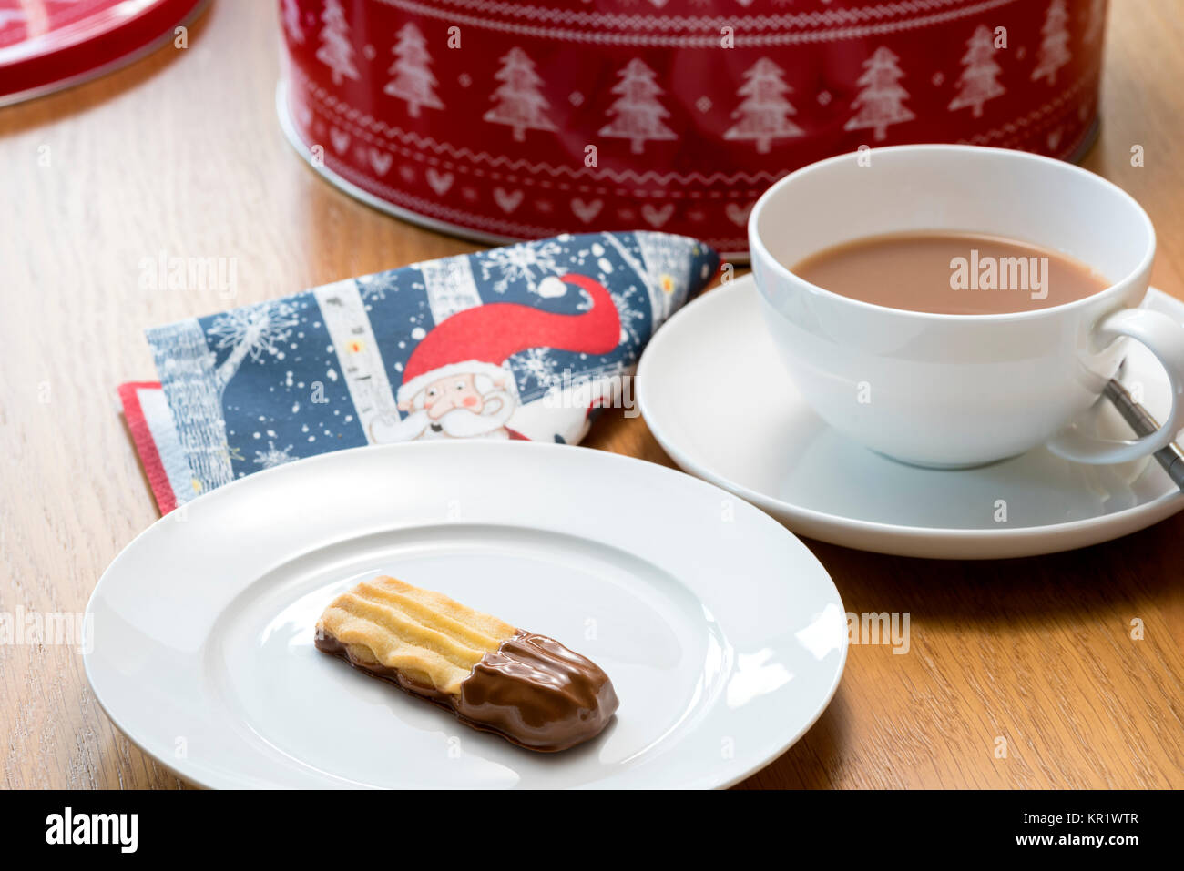 Tazza di tè con biscotti chocloate con festosa igienico. Foto Stock