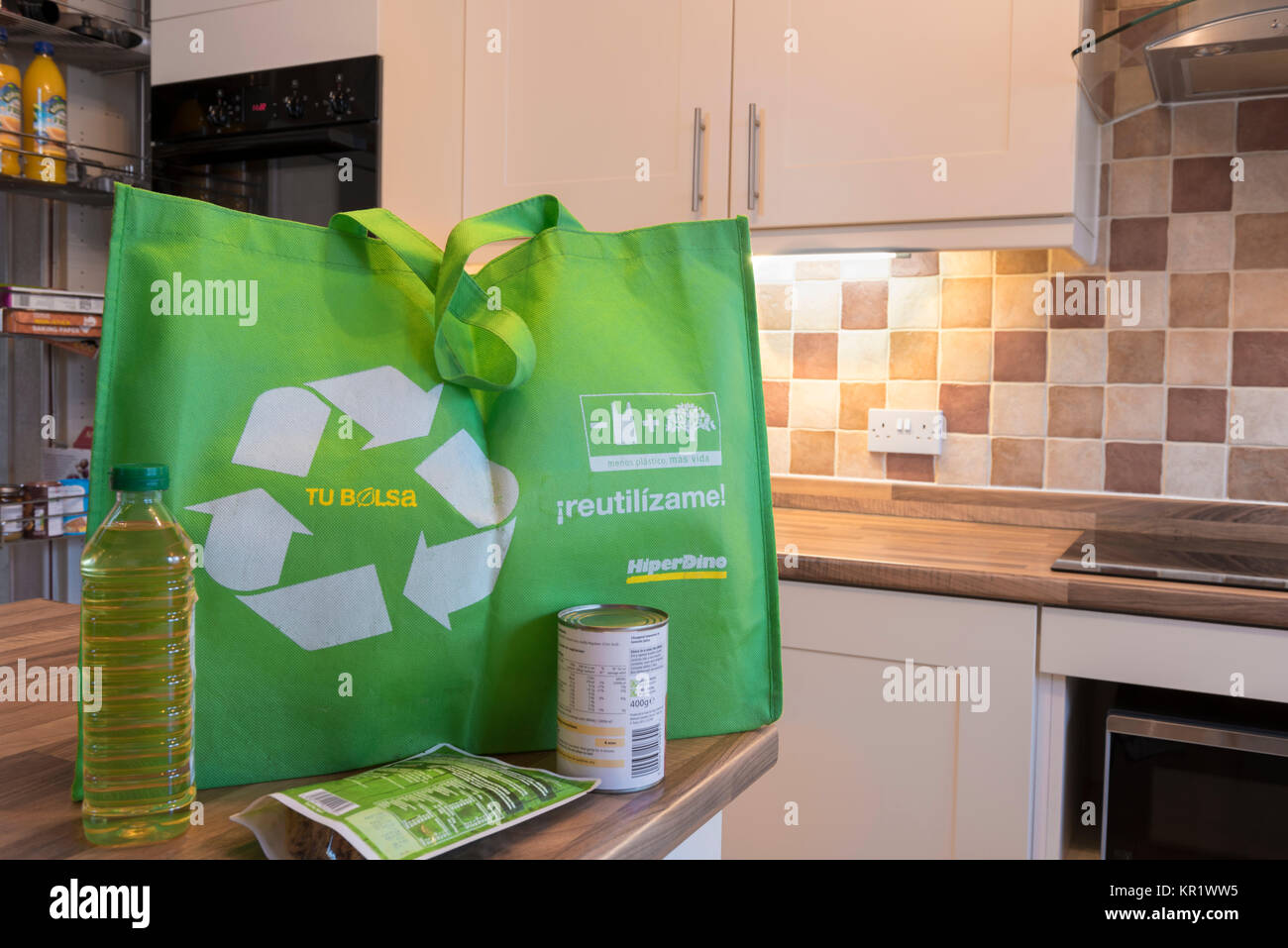 Un riutilizzabile borsa shopping, rispettosi dell'ambiente, verde riciclare. Foto Stock