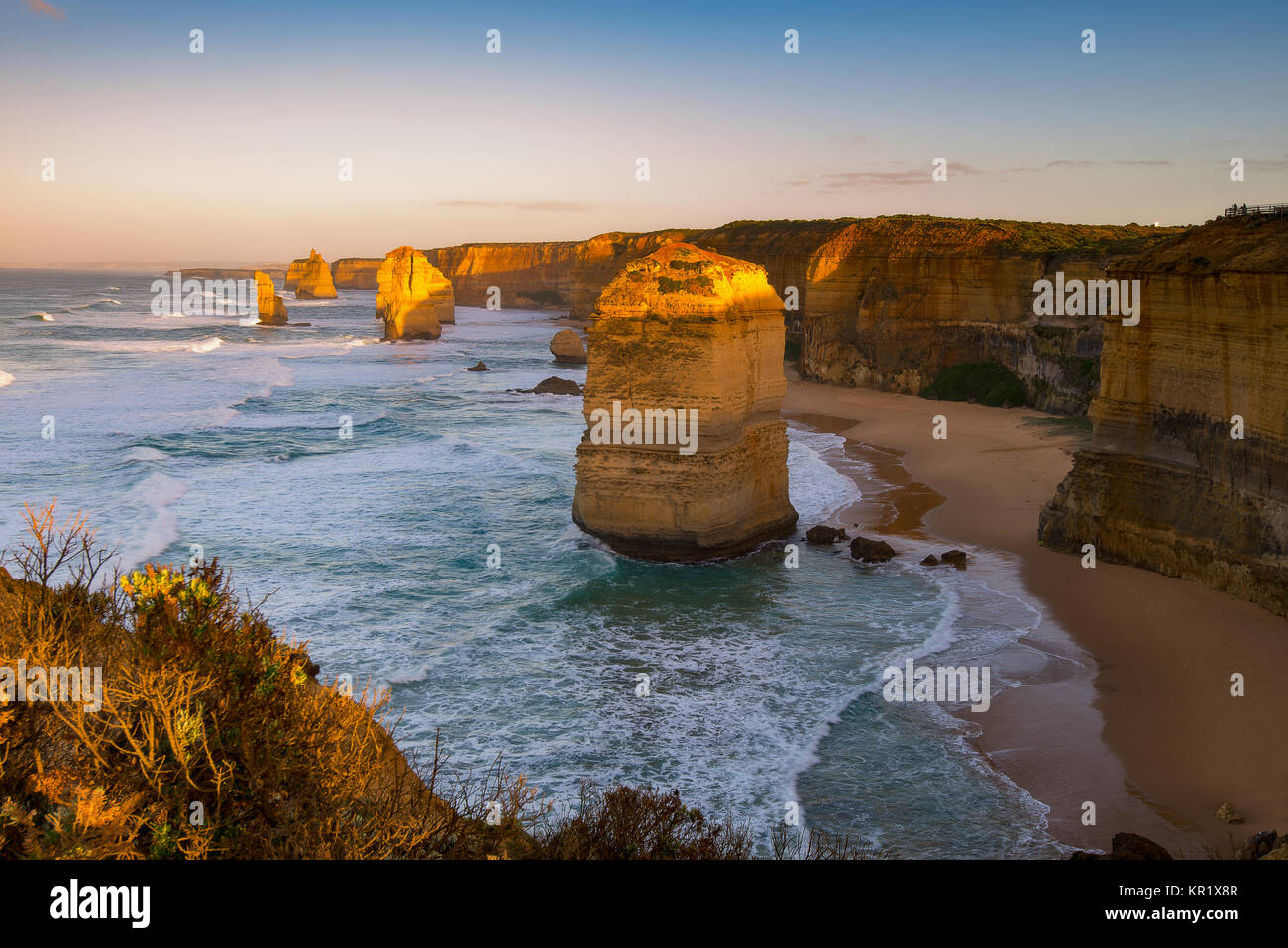 Sunrise over Twelves apostoli nella Great Ocean Road, Victoria, Australia. I dodici apostoli è una raccolta di pile di calcare off shore del P Foto Stock