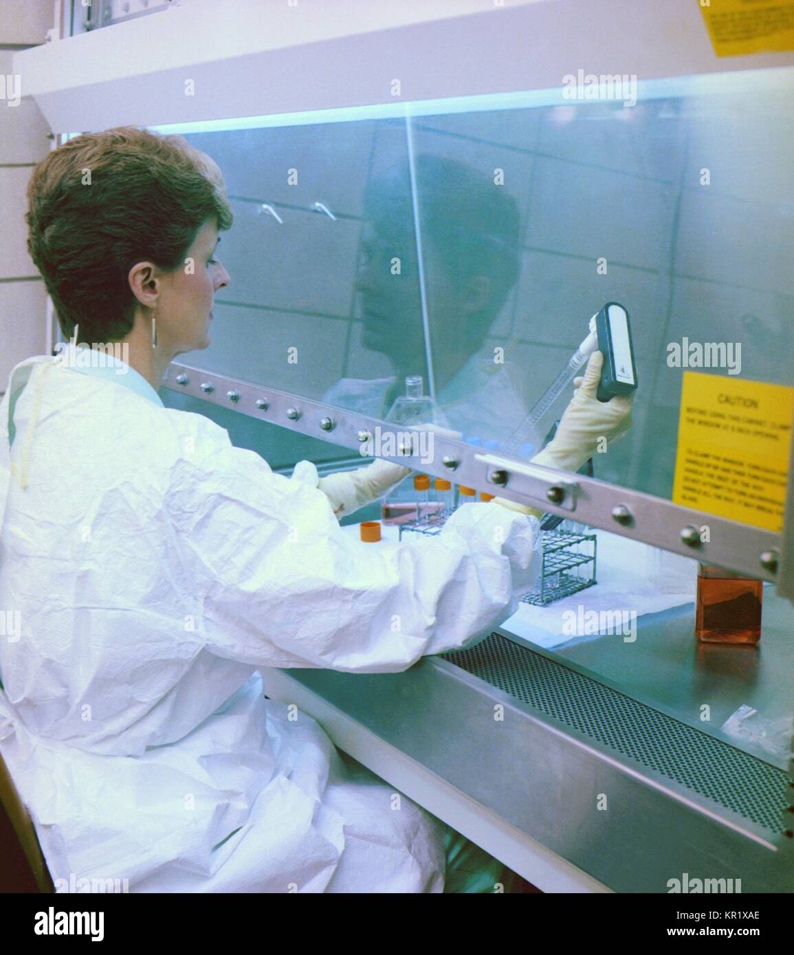 CDC laboratorian, Carol Reed, conducendo la ricerca sull'AIDS, 1973. Dall inizio dell epidemia di AIDS, la CDC è stata all'avanguardia dell'HIV di indagine e di ricerca di laboratorio. Immagine cortesia CDC. Foto Stock