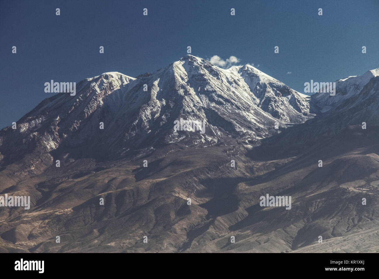 Vista ravvicinata del vulcano Vulcano Chachani vicino alla città di Arequipa in Perù Foto Stock