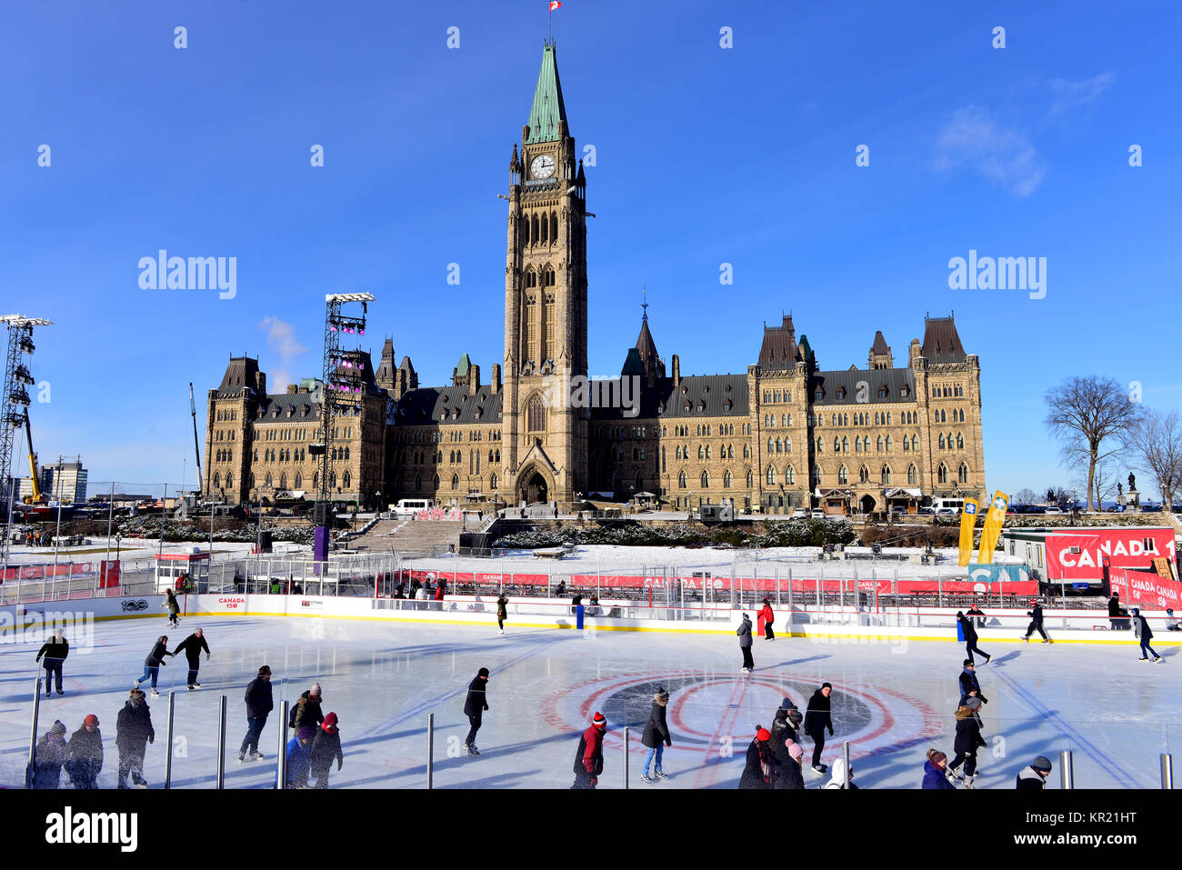 Ottawa, Canada - 11 dicembre 2017: la temporanea pista di pattinaggio eretto sulla Collina del Parlamento come parte del canadese centocinquantesimo anniversario celebrazioni aperte Foto Stock