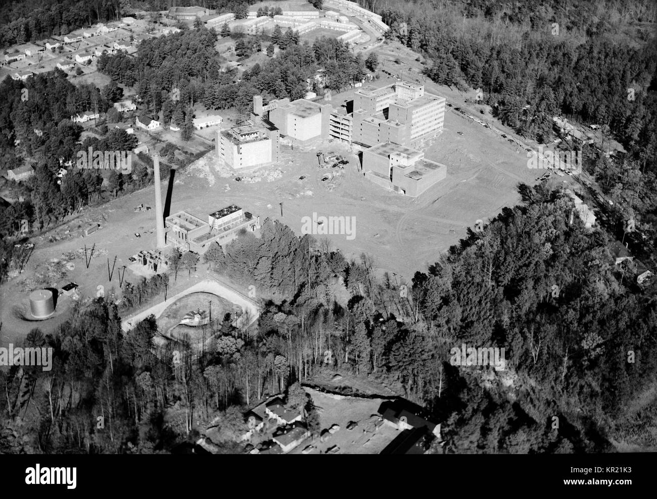 Una foto aerea del CDC (rivolto a nord-ovest) Clifton Road Roybal Campus, Atlanta, GA, 1959. mentre in costruzione nel 1959. Il CDC ha trasferito la sua posizione per Clifton Road dopo la costruzione è stata completata nel 1960. Nel 1947, Emory University ha donato la terra su Clifton Road per la nuova sede di CDC, ma la costruzione non è iniziata per più di un decennio. Immagine cortesia CDC. Foto Stock