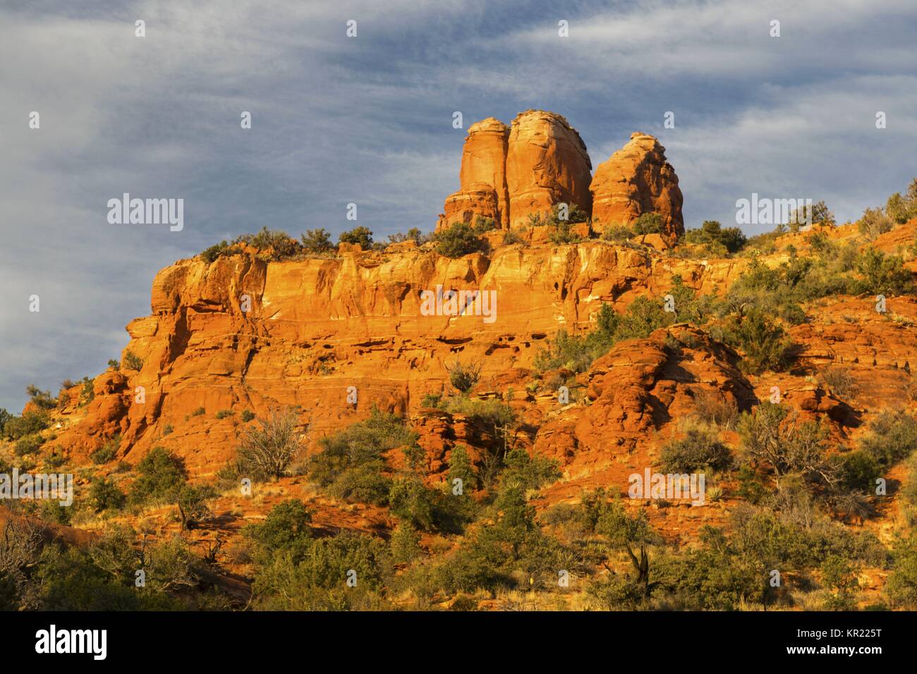 Il Red Rock Scenic paesaggio desertico e camino caratteristica roccia di Sedona in Arizona sud-ovest americano Foto Stock