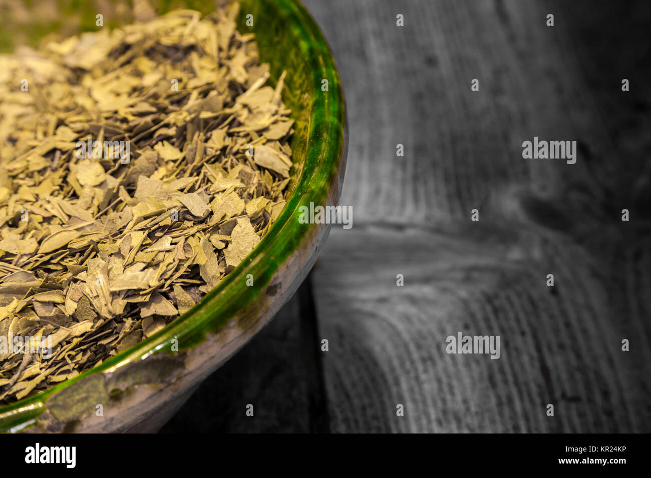 Essiccato di foglie di tè verde nel verde di un vasetto di vetro Foto Stock