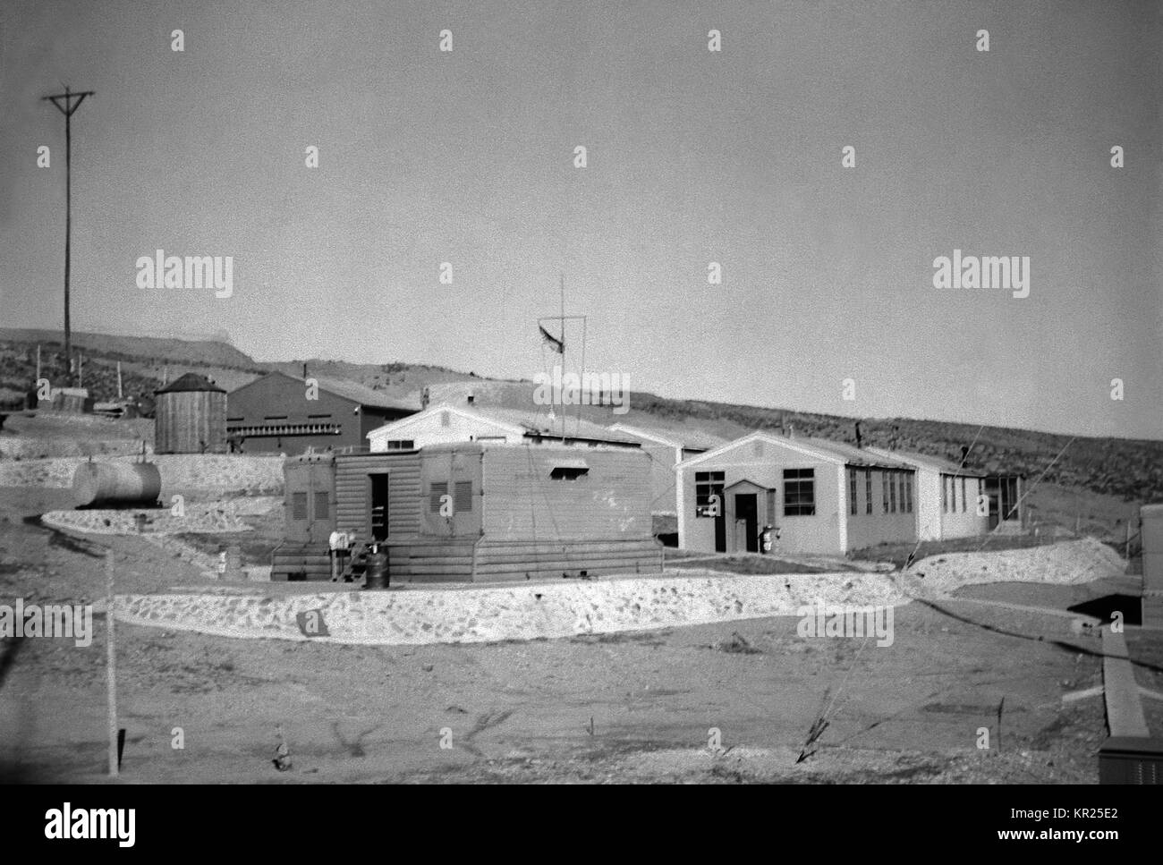 Stazione LORAN in Corea, nel XIV distretto CG. Loran sta per long range navigation, e è una lunga distanza di navigazione radio stazione a terra che trasmette sincronizzata radio degli impulsi di onda, 1954. Immagine cortesia CDC. Foto Stock