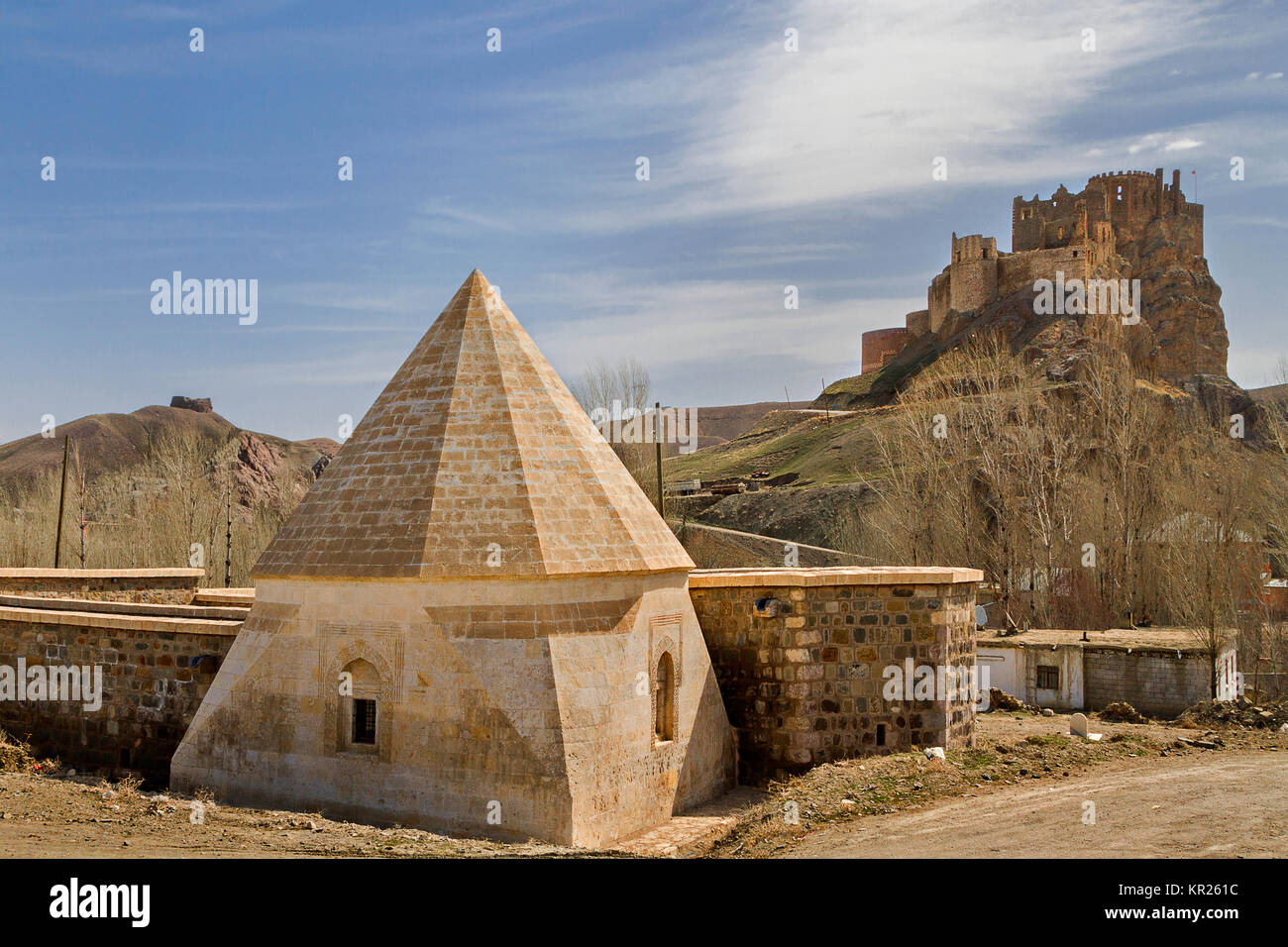 Turche mausoleo di stile e il castello di Hosap sullo sfondo in Van, in Turchia. Foto Stock