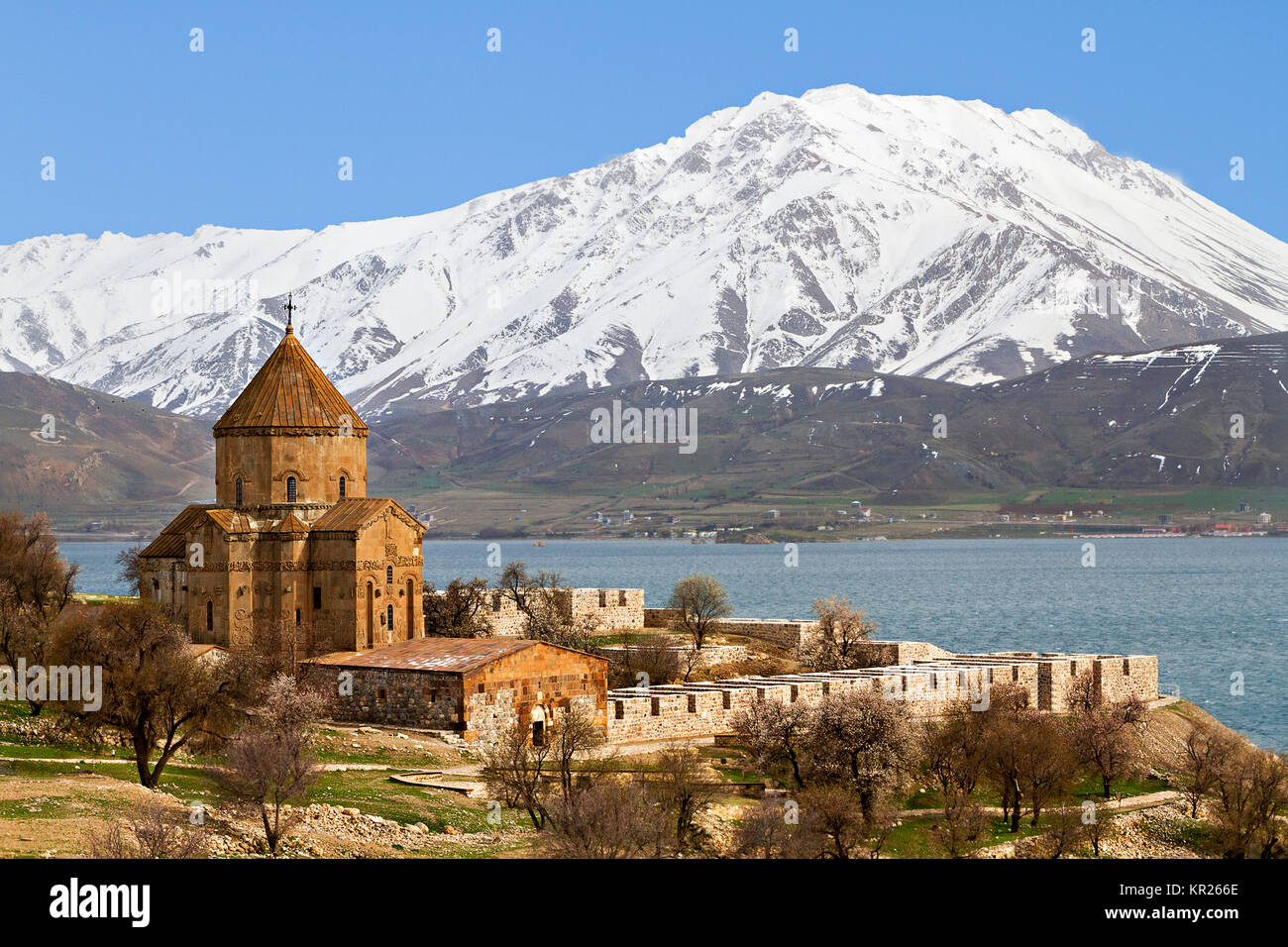 Chiesa armena dedicata alla Santa Croce, sull'Isola di Akdamar, lago di Van, in Turchia. Foto Stock