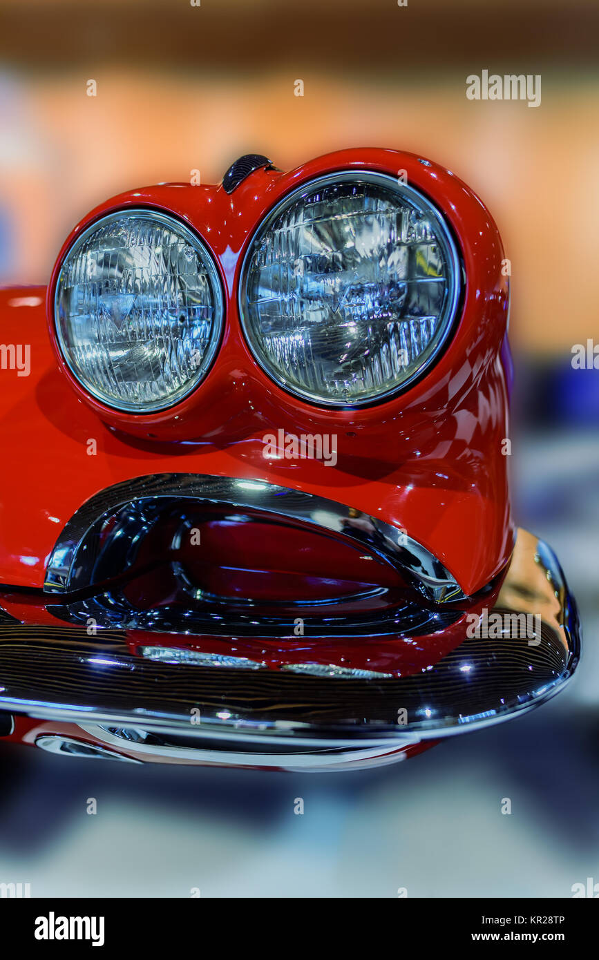 Fari tondi di un moderno e alla moda, nuove auto rossa. Torna lo sfondo sfocato Foto Stock