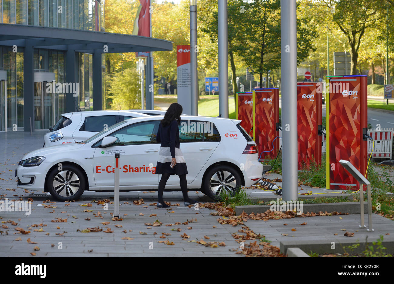 Auto elettrica, E.ON la sede centrale a Bruxelles Luogo, cibo, Renania settentrionale-Vestfalia, Germania, Elektroauto, E.ON, Hauptverwaltung Bruesseler Platz, Essen, né Foto Stock