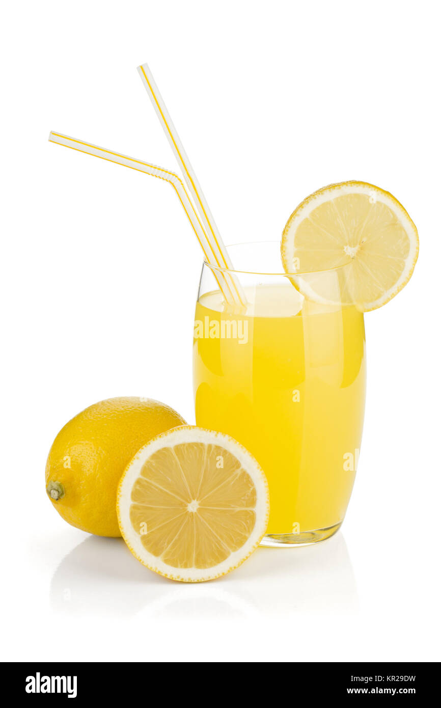 Il succo di limone in vetro e limoni freschi. Isolato su sfondo bianco Foto Stock