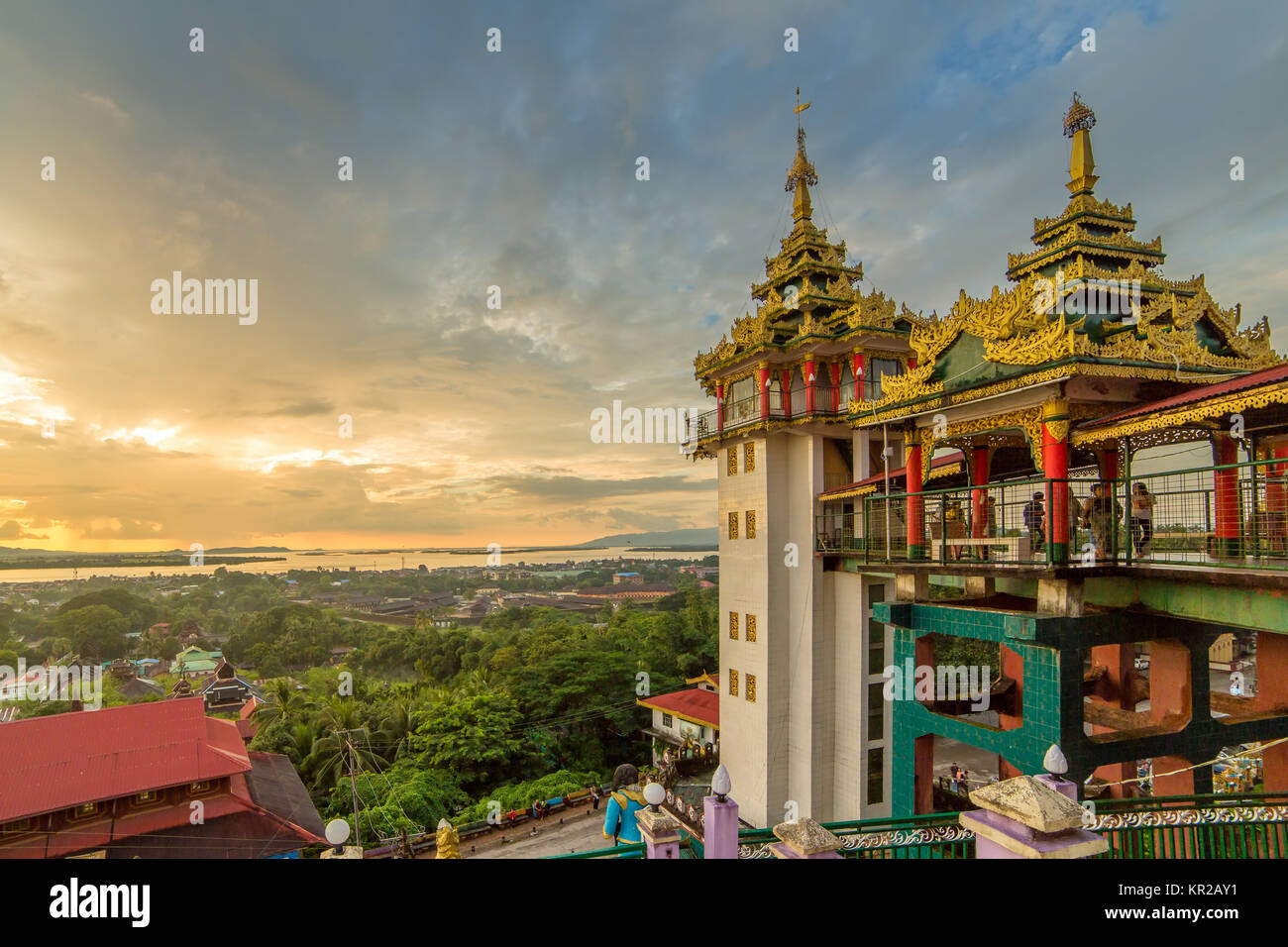 Kyaik Tan Lan o Kyaikthanlan Pagoda di Mawlamyine durante il tramonto, Stato Mon, Myanmar. Foto Stock