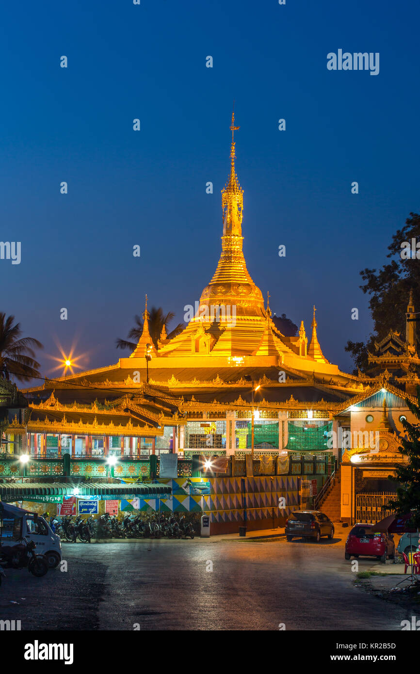 Hpa-An, Myanmar - Ottobre 20, 2016: Golden pagoda birmana di Hpa-an city, Myanmar Foto Stock