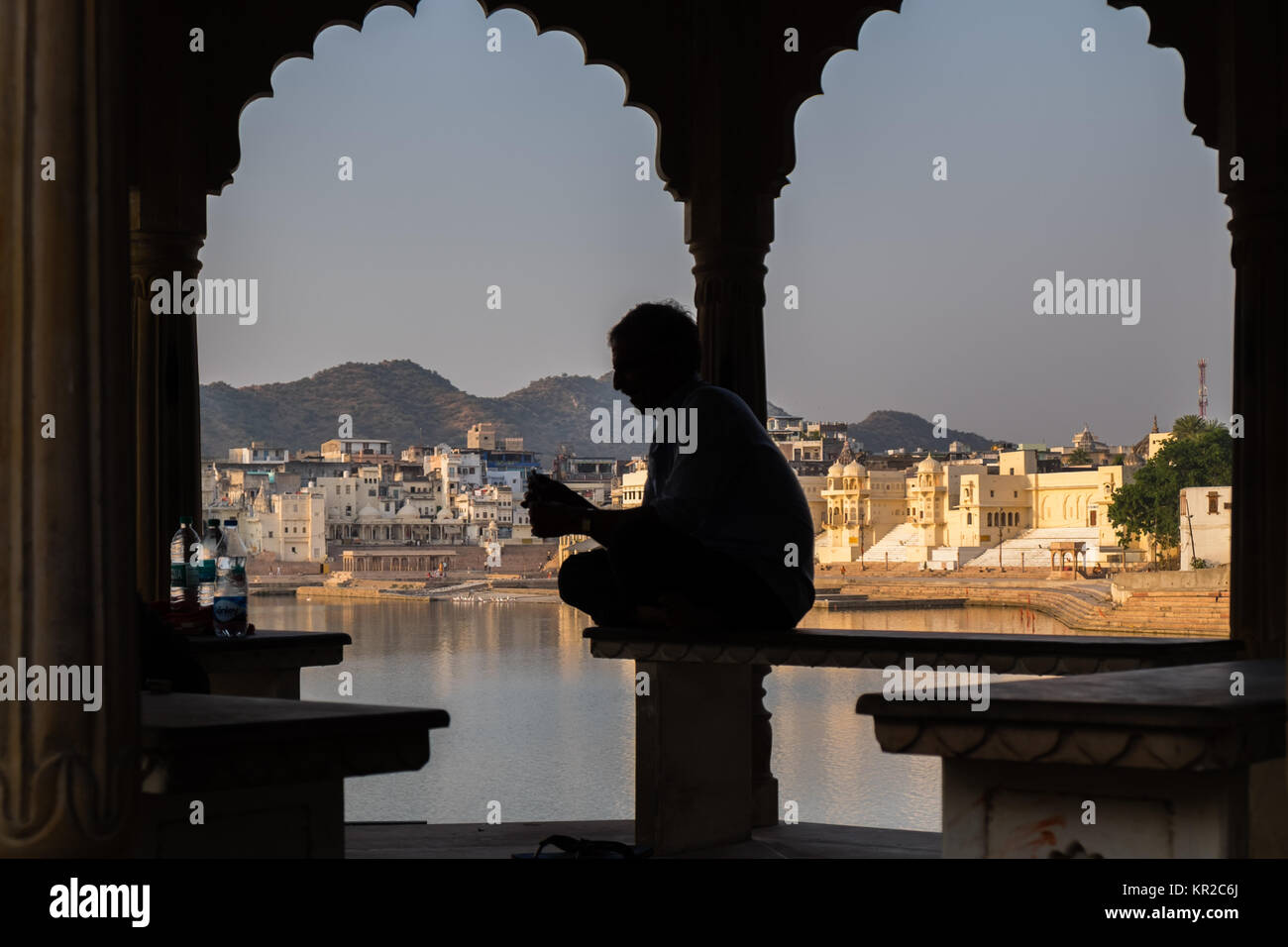 Silhouette di un uomo presso il lago di Brahma, Lago di Pushkar, Rajasthan Foto Stock