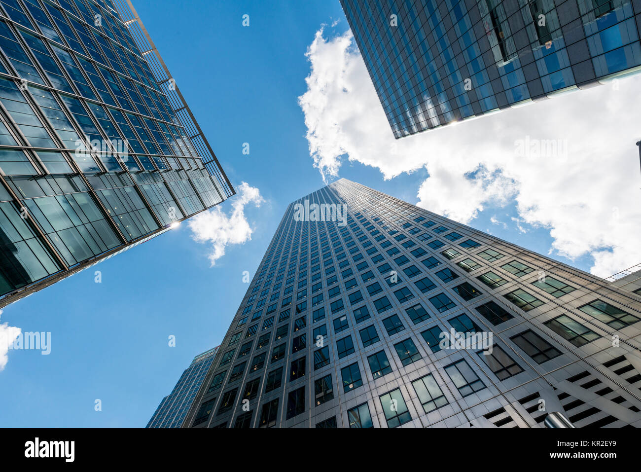 Grattacieli con le facciate in vetro si stagliano verso il cielo, architettura moderna, One Canada Square Canary Wharf a Londra, Inghilterra Foto Stock