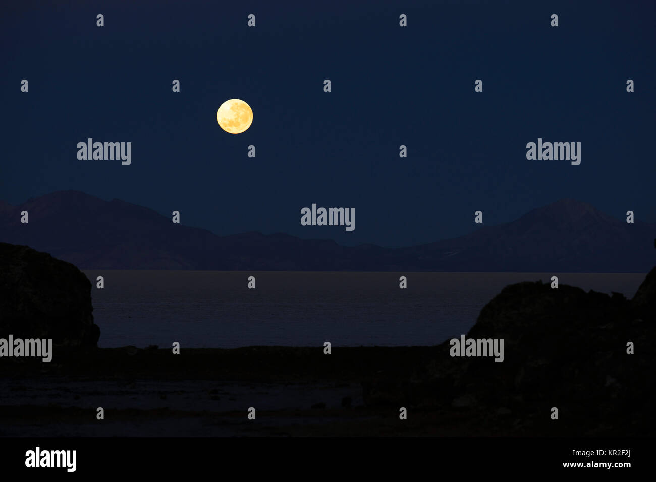 Luna piena impostazione all'alba, Salar de Uyuni, Uyuni, Potosi, Bolivia Foto Stock