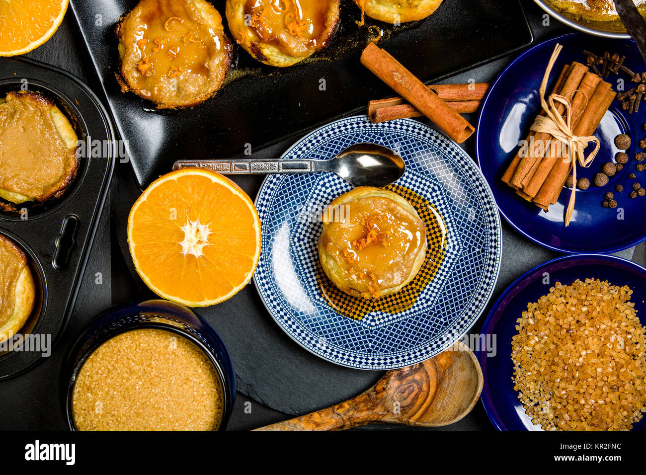 Tipico portoghese fatti in casa crema pasticcera crostate con arancia caramello Foto Stock