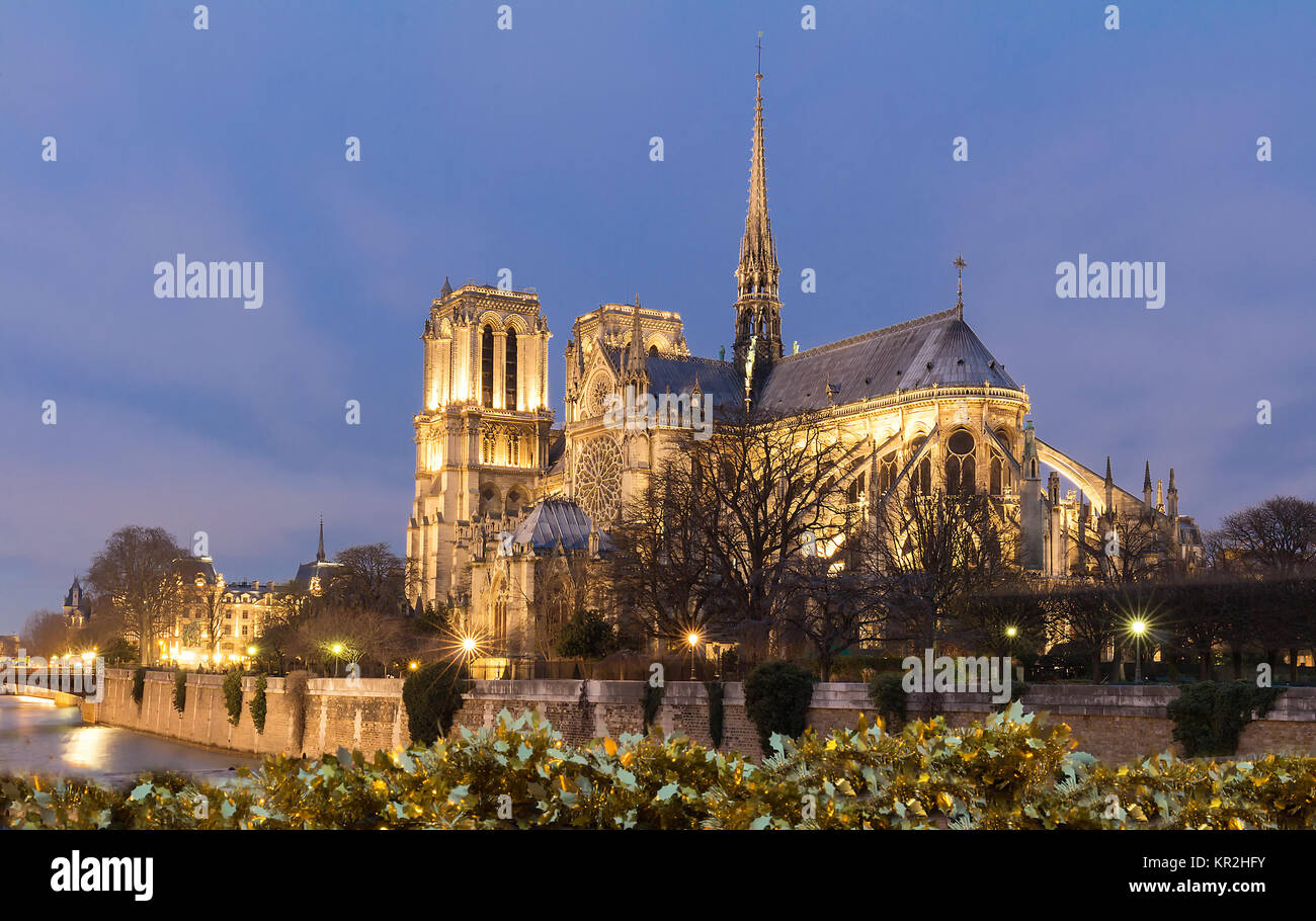 La cattedrale di Notre Dame e orpelli natalizi - Parigi, Francia Foto Stock