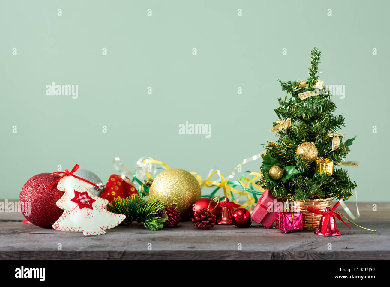 Immagini Sulla Vigilia Di Natale.Sfondo Di Natale Piccolo Albero Di Natale Con Decorazioni Sulla Luce Di Un Tavolo Di Legno Sfondo Verde Spazio Per Il Testo Anno Nuovo Sfondo Foto Stock Alamy