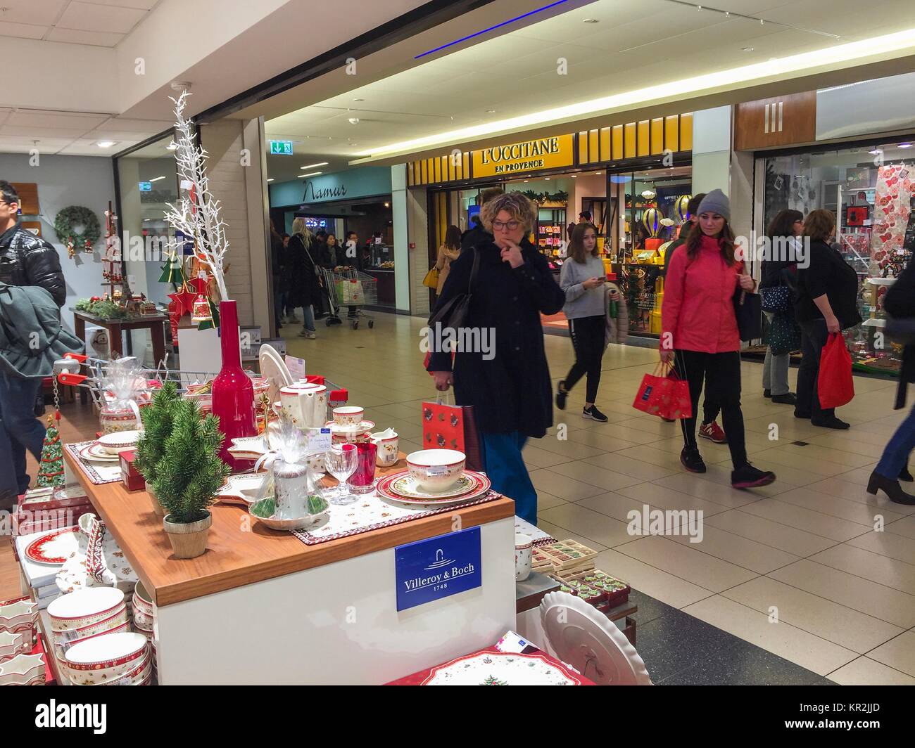 Le persone sono la spesa prima di Natale. Foto Stock