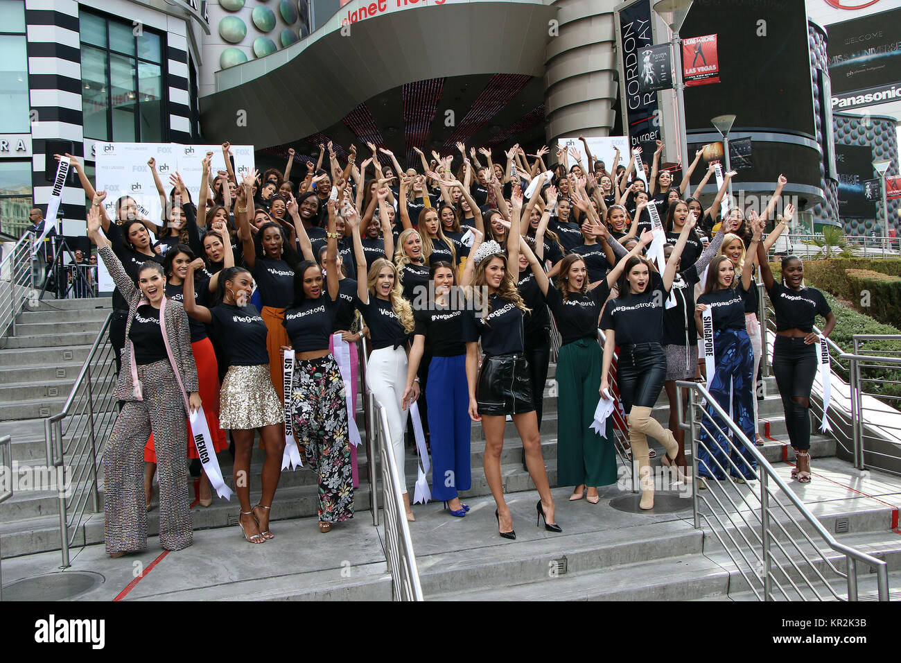 2018 Miss Universo evento benvenuto al Planet Hollywood Resort & Casino offre: Miss Universo 2018 Concorrenti, Miss Universo Iris Mittenaere dove: Las Vegas, Nevada, Stati Uniti quando: 16 Nov 2017 Credit: DJDM/WENN.com Foto Stock