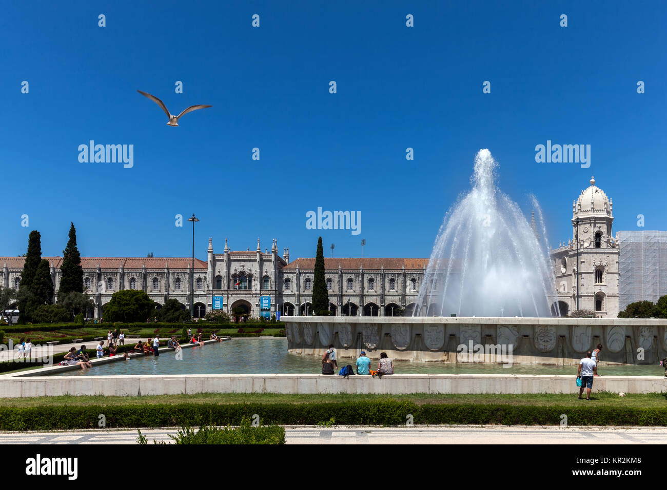 Lisbona, Portogallo, 6 Agosto 2017: Empire Square fontana e il Monastero di Geronimo. La piazza commemora l'impero portoghese e fu costruita per Foto Stock
